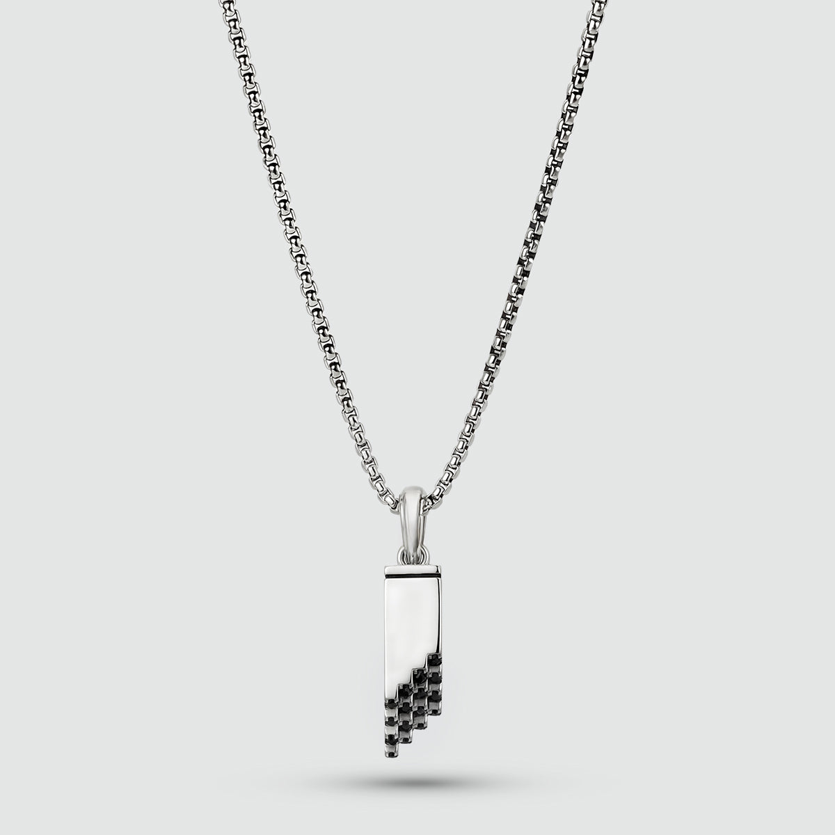 Muqarnas-Anhänger für Herren aus Silber mit schwarzen Diamanten. Schmuck von Ninetwofive, Ansicht von vorne. 