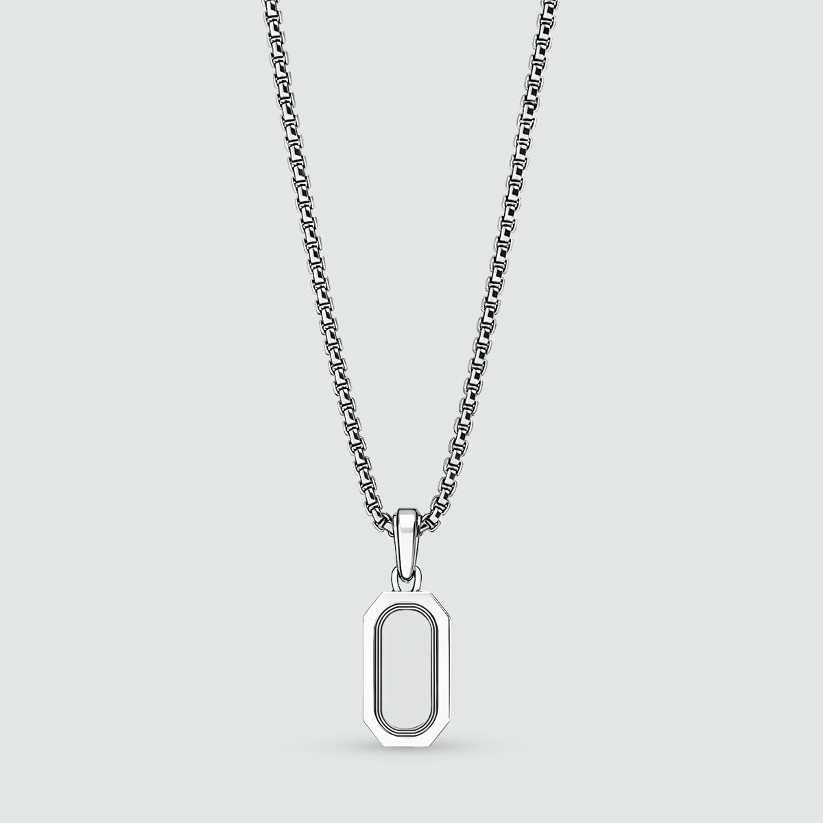 Vue de face du pendentif et de la chaîne en argent en forme d'arche Durwas. NineTwoFive