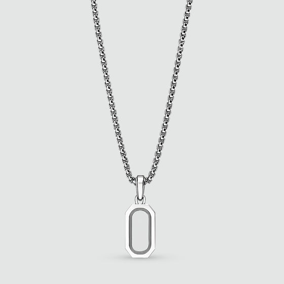 Vue de face du pendentif en argent en forme d'arche « Durwas » et de sa chaîne. NineTwoFive