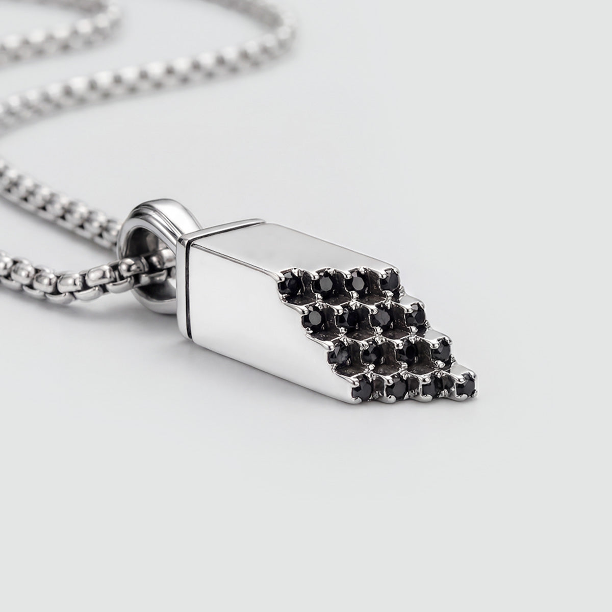 Nahaufnahme eines silbernen Herrenanhängers mit Muqarnas-Motiv und schwarzen Diamanten von Ninetwofive – eine Geschenkidee für ihn