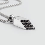 Nahaufnahme eines silbernen Herrenanhängers mit Muqarnas-Motiv und schwarzen Diamanten von Ninetwofive – eine Geschenkidee für ihn