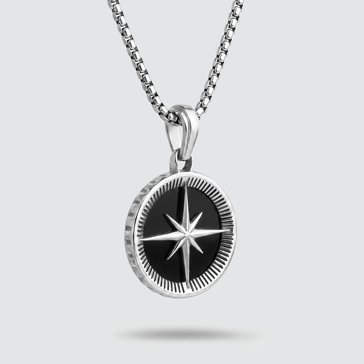 Safar – Anhänger aus Sterlingsilber mit Onyx in Kompassform – NineTwoFive