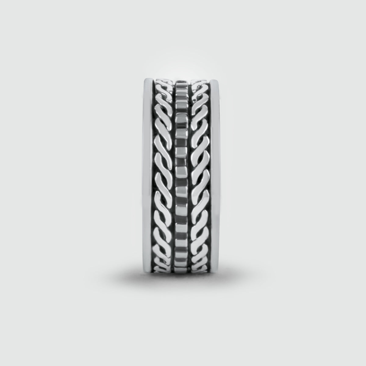 Bague en argent sterling oxydé de 10 mm gravée Fariq avec un motif tressé.