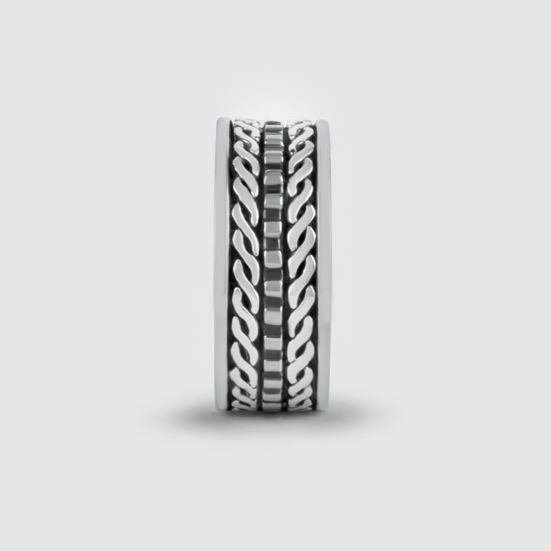 Der Fariq Herren-Ring aus oxidiertem Sterling Silber von NineTwoFive mit geflochtenem Design in vertikaler Ansicht.