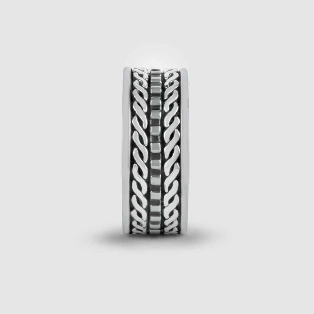 Ein gravierter Fariq - Oxidierter Sterling Silber Ring 10mm mit einem geflochtenen Design.