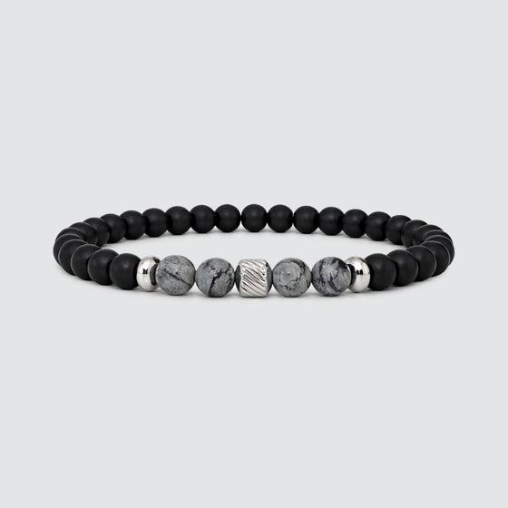 Valentinstagsgeschenk: Herrenarmband mit Steinperlen von Ninetwofive, präsentiert vor weißem Hintergrund.