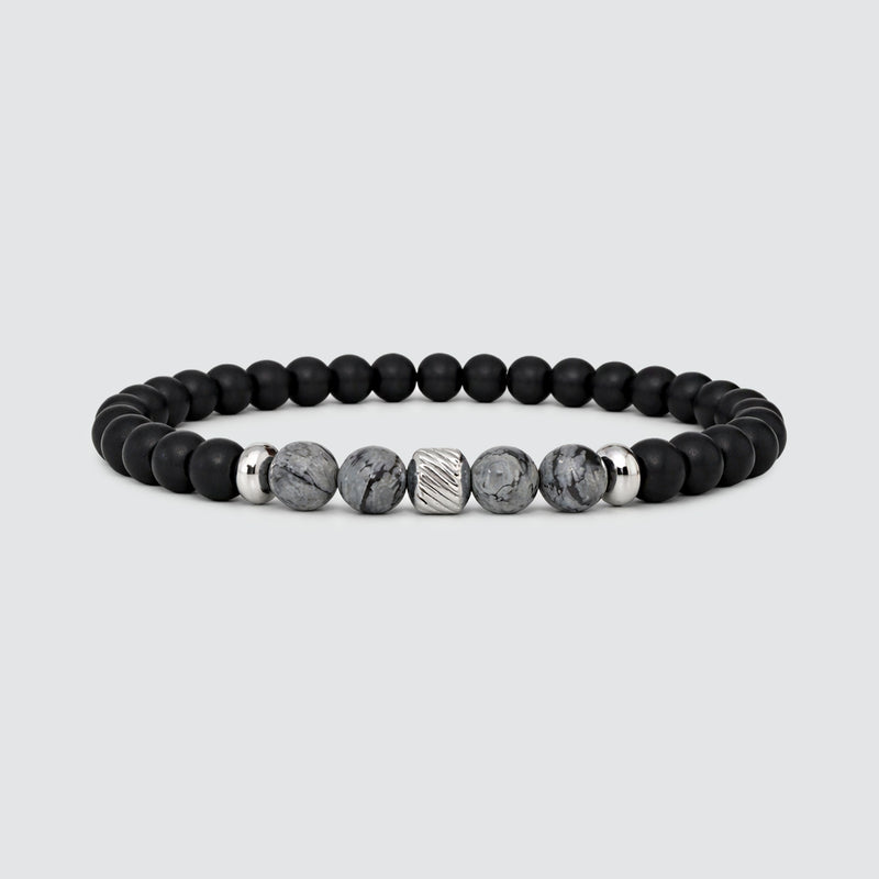 Valentinstagsgeschenk: Herrenarmband mit Steinperlen von Ninetwofive, präsentiert vor weißem Hintergrund.