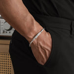 Man draagt sterling zilveren Byzantijnse armband om pols. Ninetwofive