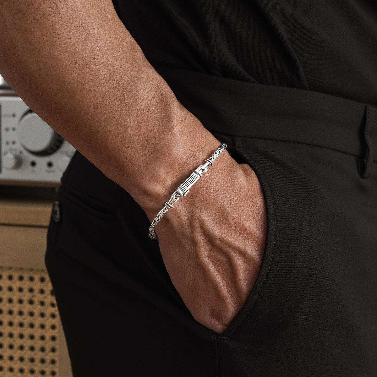 Homme portant au poignet un bracelet byzantin en argent massif  Ninetwofive