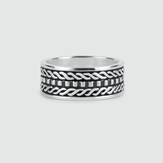 Ein Ring aus oxidiertem Sterling Silber von Fariq mit schwarz-weißen Mustern von Ninetwofive.