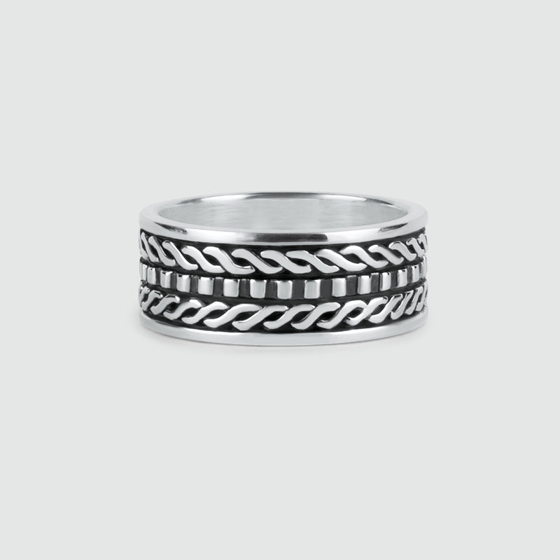 Ein Ring aus oxidiertem Sterling Silber von Fariq mit schwarz-weißen Mustern von Ninetwofive.