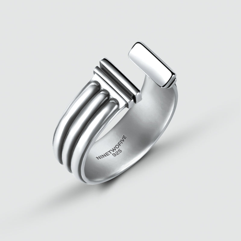 Draufsicht des Mateen oxidierten 925er Silber Armreif-Herrenrings, mit dem innen eingravierten Ninetwofive-Logo.