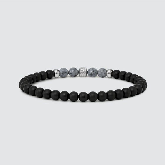 Vorderansicht eines Herrenarmbands mit Steinperlen von Ninetwofive zum Valentinstag 2026.