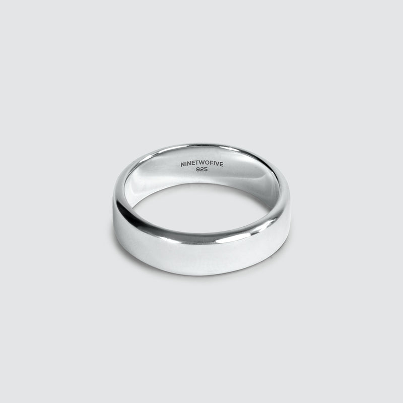 Detailopname vooraanzicht van de Malik heren trouwring, met het Ninetwofive-logo ingegraveerd aan de binnenkant van de zilveren ring.
