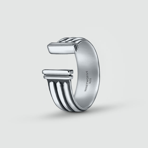 Mateen-Ehering aus Sterling Silber mit der Gravur „Ninetwofive“ und dem 925-Logo auf der Innenseite.