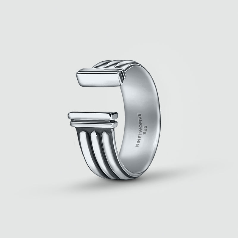 Mateen-Ehering aus Sterling Silber mit der Gravur „Ninetwofive“ und dem 925-Logo auf der Innenseite.