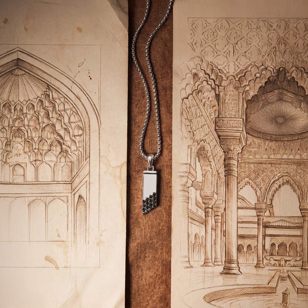 Pendentif en argent pour homme « Muqarnas » orné de diamants noirs, signé Ninetwofive de croquis d'architecture islamique.