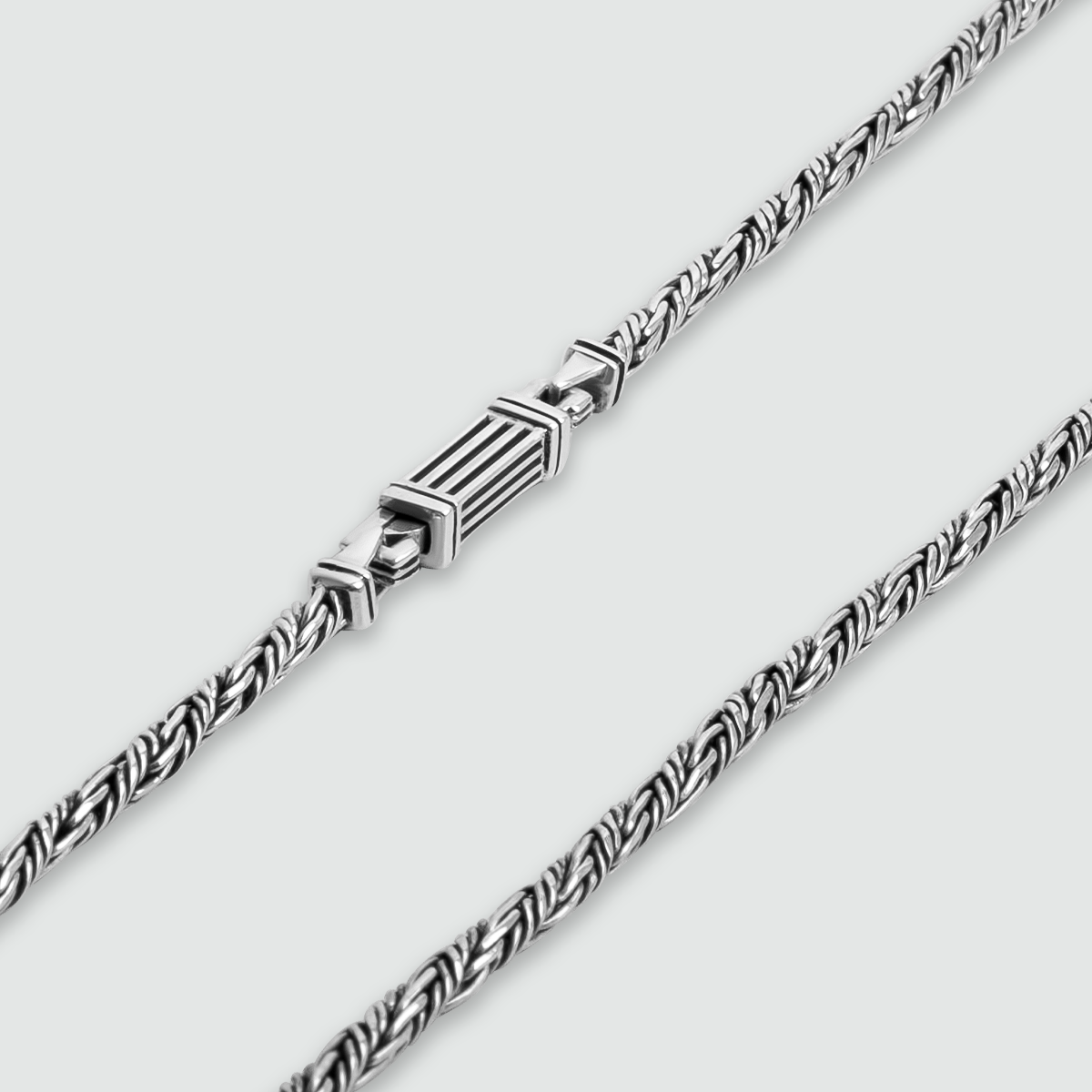 Het ontwerp van de Nadir herenketting met gedraaid touw en de sluiting van Ninetwofive in de kijker