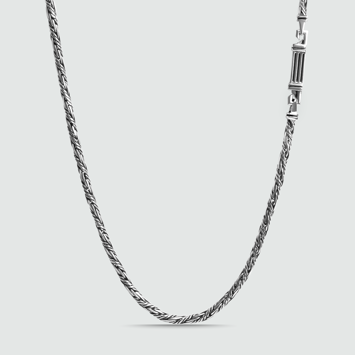 Vooraanzicht van de Nadir zilveren herenketting met gedraaid koord en de sluiting ontworpen door Ninetwofive