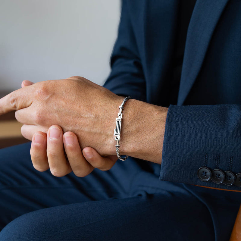 Mann, der ein Herrenarmband von Nadir aus einer Sterlingsilber-Seilkette trägt, von Ninetwofive