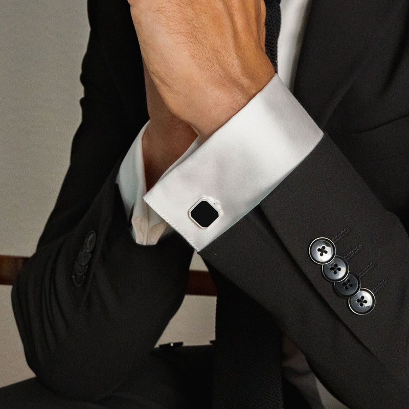 Homme en costume noir portant les boutons de manchette homme Nael en argent 925 avec Onyx Noir sur sa chemise, Ninetwofive.