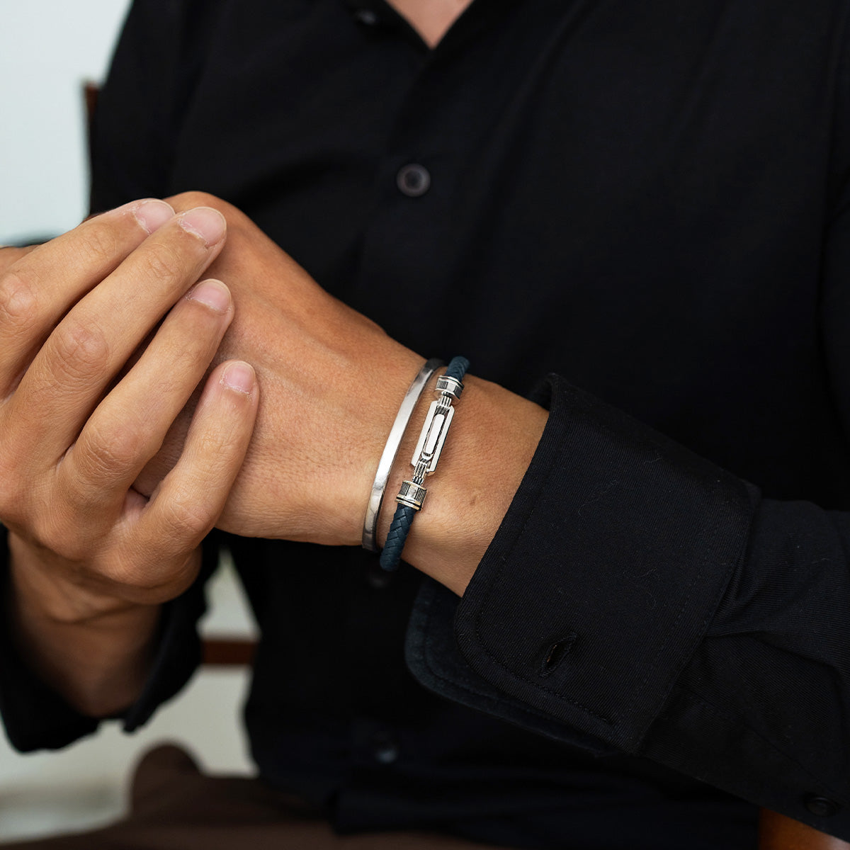 Razin - Gevlochten marineblauwe leren armband met 5,5 mm sterlingzilver - Gecombineerd met een manchetarmband - NineTwoFive