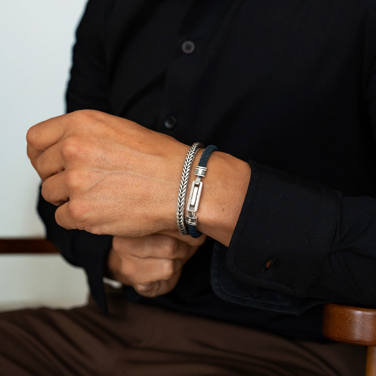Razin - Gevlochten marineblauwe leren armband met sterlingzilver 5,5 mm - Gecombineerd met een zilveren kettingarmband - NineTwoFive