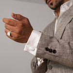 Model draagt Nayel manchetknopen met matte afwerking en zilveren ring van Ninetwofive.
