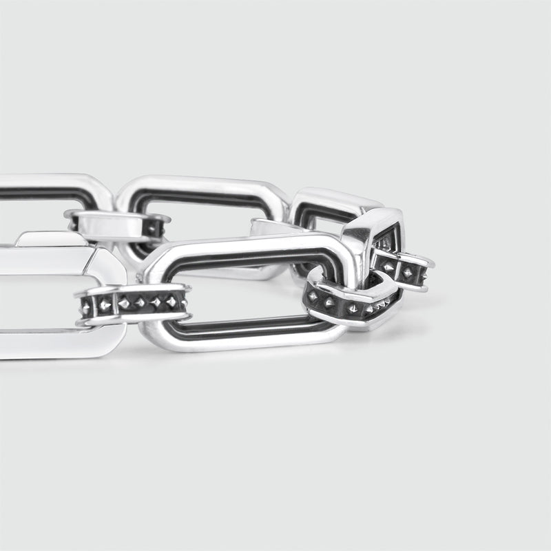 Close-up van de Aqwas-heren armband van 925 sterlingzilver met zwarte steentjes op een witte achtergrond.