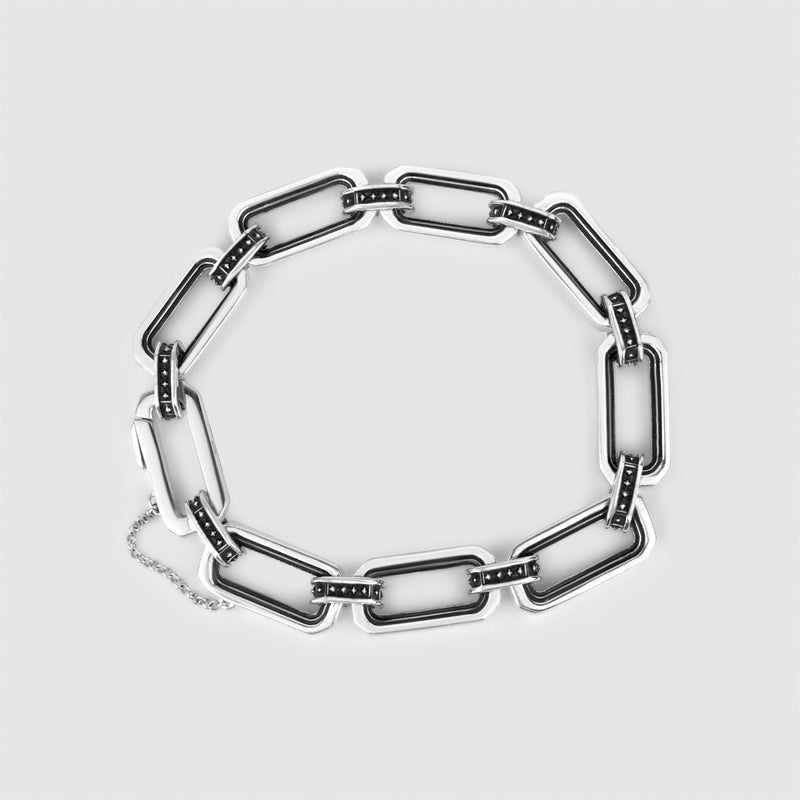 Op de bovenaanzichtfoto is de Aqwas-armband voor heren van 925 sterlingzilver met zwarte steentjes te zien.