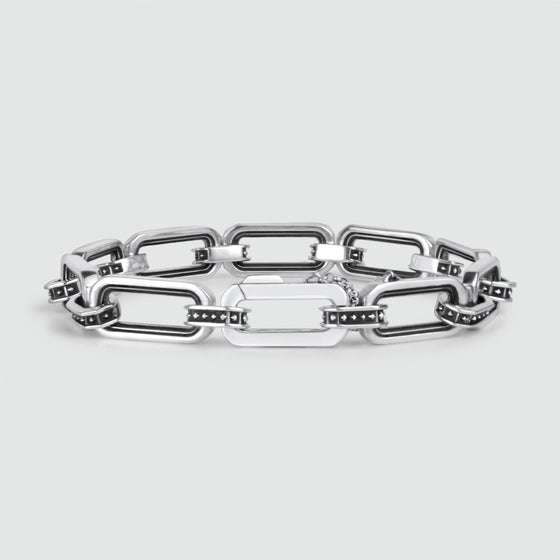 Vooraanzicht van de Aqwas-armband van sterlingzilveren schakels van Ninetwofive op een witte achtergrond.