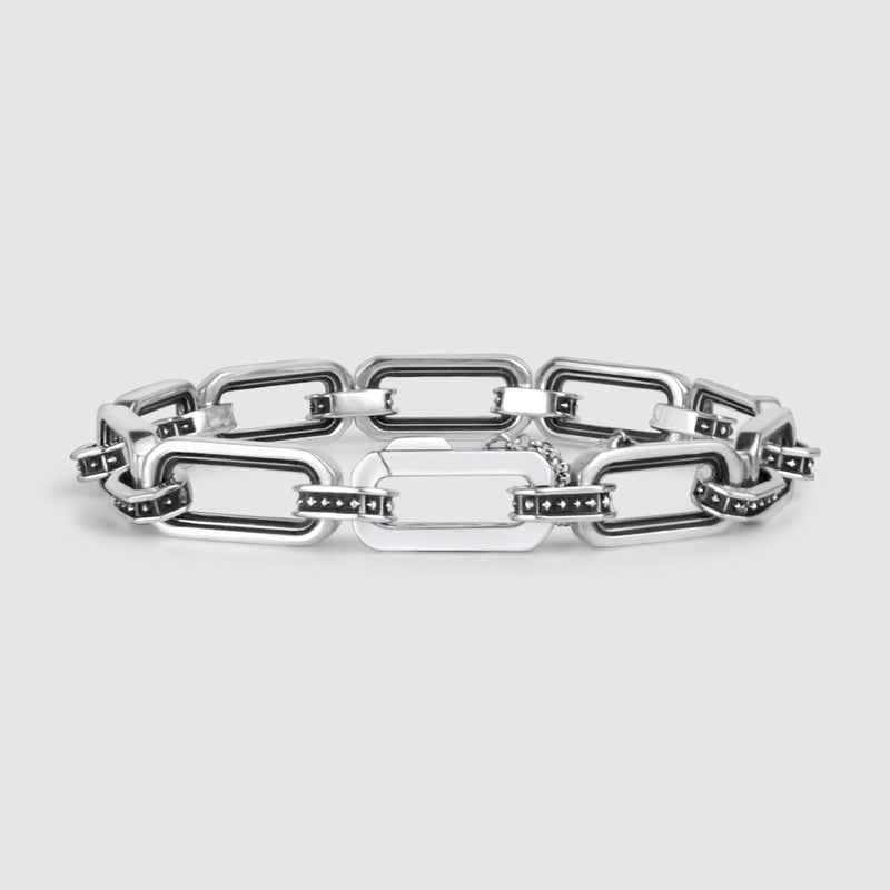 Vooraanzicht van de Aqwas-armband van sterlingzilveren schakels van Ninetwofive op een witte achtergrond.