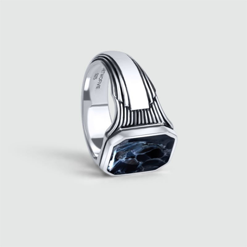Bariq heren zegelring, vervaardigd uit sterlingzilver, met de blauwe pietersietsteen naar beneden gericht en het gegraveerde 925-keurmerk.