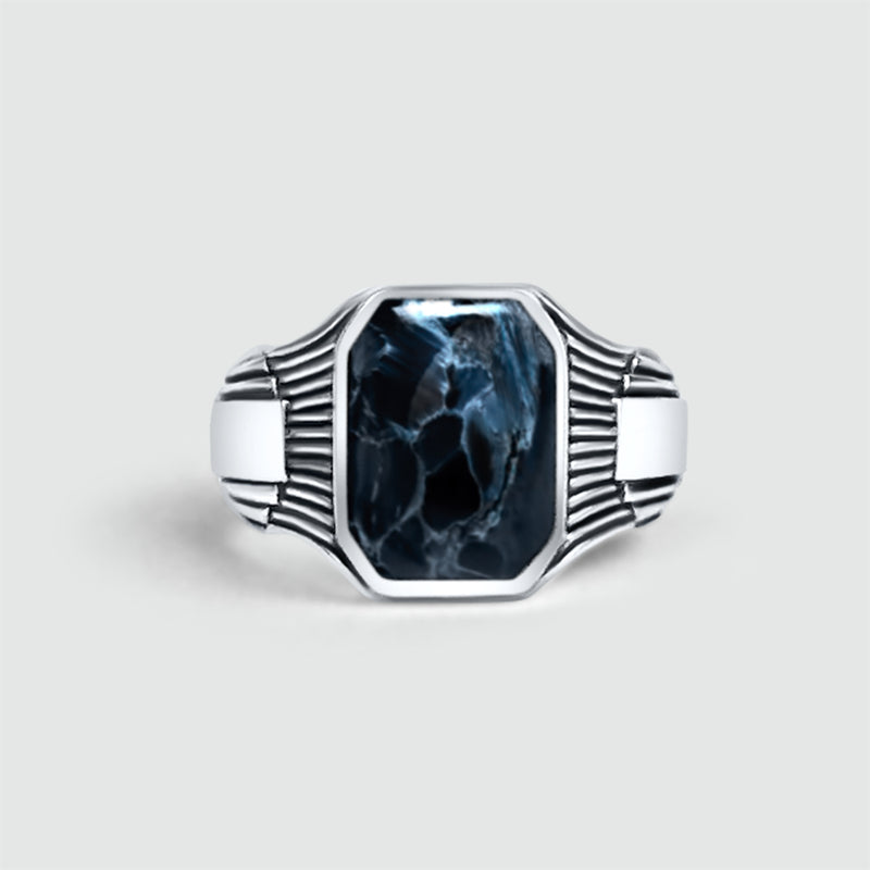 Vooraanzicht van de Bariq heren zegelring, vervaardigd uit sterlingzilver, om de kwaliteit van de blauwe steen te laten zien.