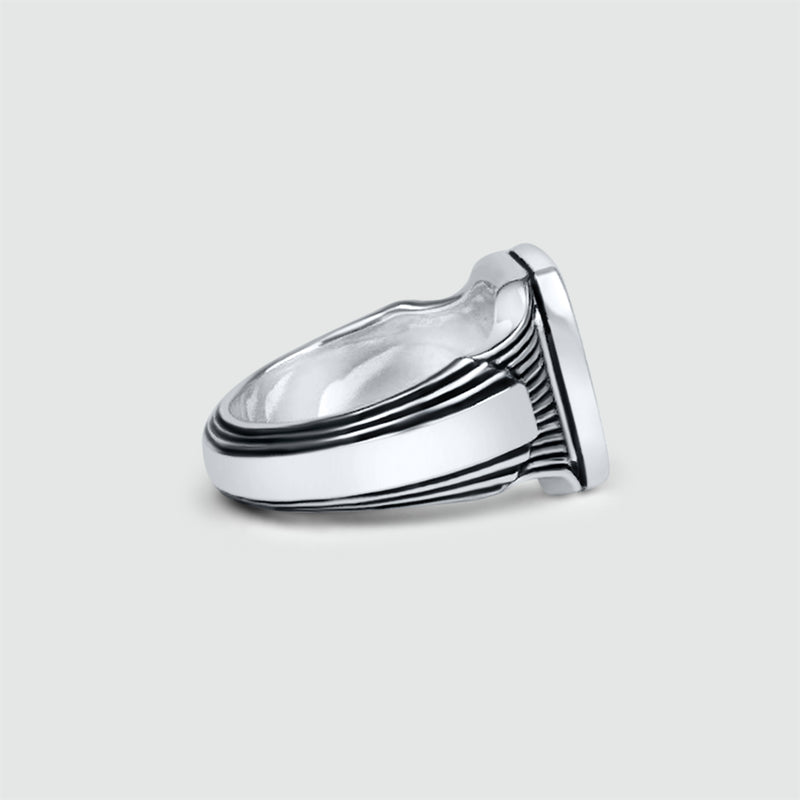 Een gegraveerde Bariq-zegelring e van sterlingzilver voor heren, met zwart-witte strepen: een stijlvolle keuze voor hem.