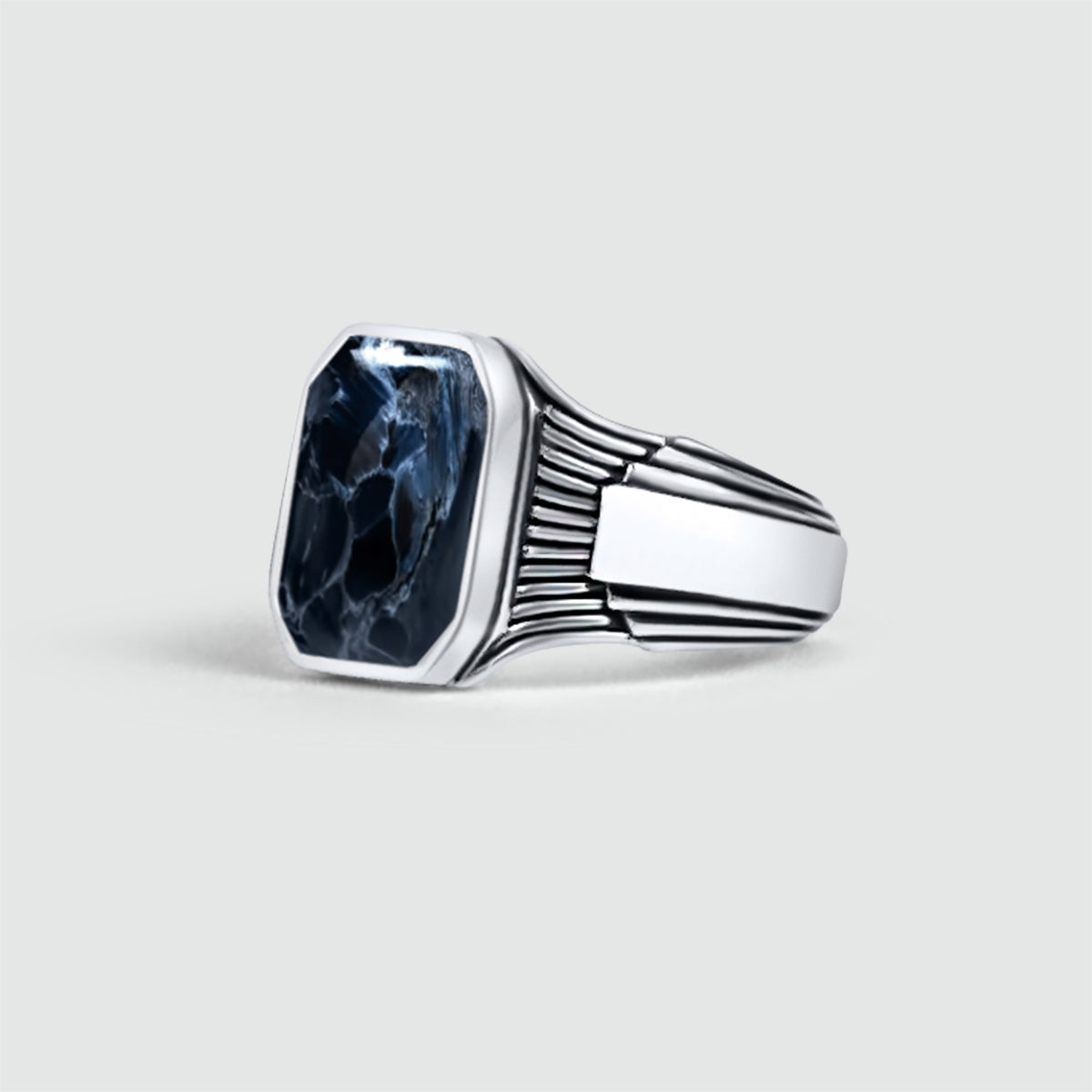 Bague Bariq - Blue Petersite Signet Ring 17mm avec une pierre noire au centre.