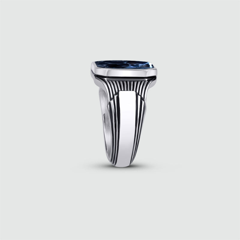 Bariq-heren ring van sterlingzilver, verticaal geplaatst om het handgemaakte ontwerp van de ring te laten zien.
