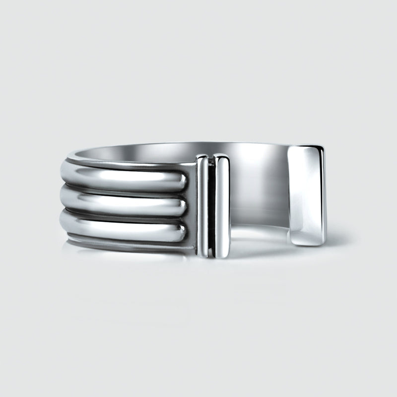 Seitliche Ansicht mit Blick auf das detaillierte Design des Mateen oxidierten Sterling Silber Armreif-Rings für Männer von Ninetwofive.