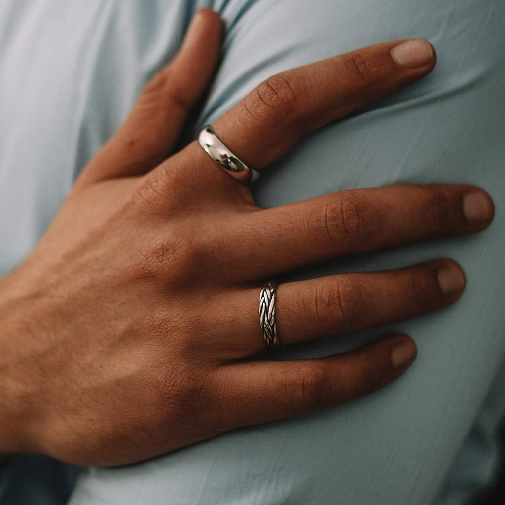 Ein Mann trägt einen Ring an seinem Finger.