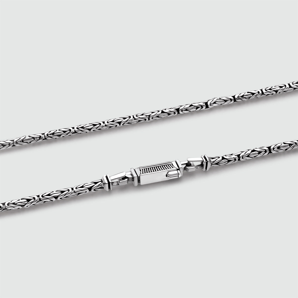 Detailed view of mens Ramsi 925 silver chain clasp in cavetto design from Ninetwofive.