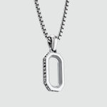 Zijdelingse detail van Durwas sterling zilveren herenhanger van Ninetwofive, met Amerikaans ontwerp van zwarte diamanten. 