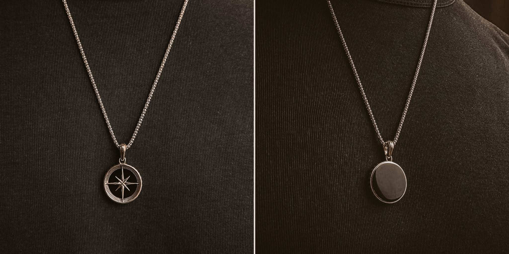 Deux photos d'un collier orné d'une boussole, parfait pour l'homme élégant à la recherche d'un accessoire unique.