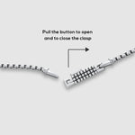 Argent boîte bracelet en chaîne avec mécanisme de fermeture sur fond blanc