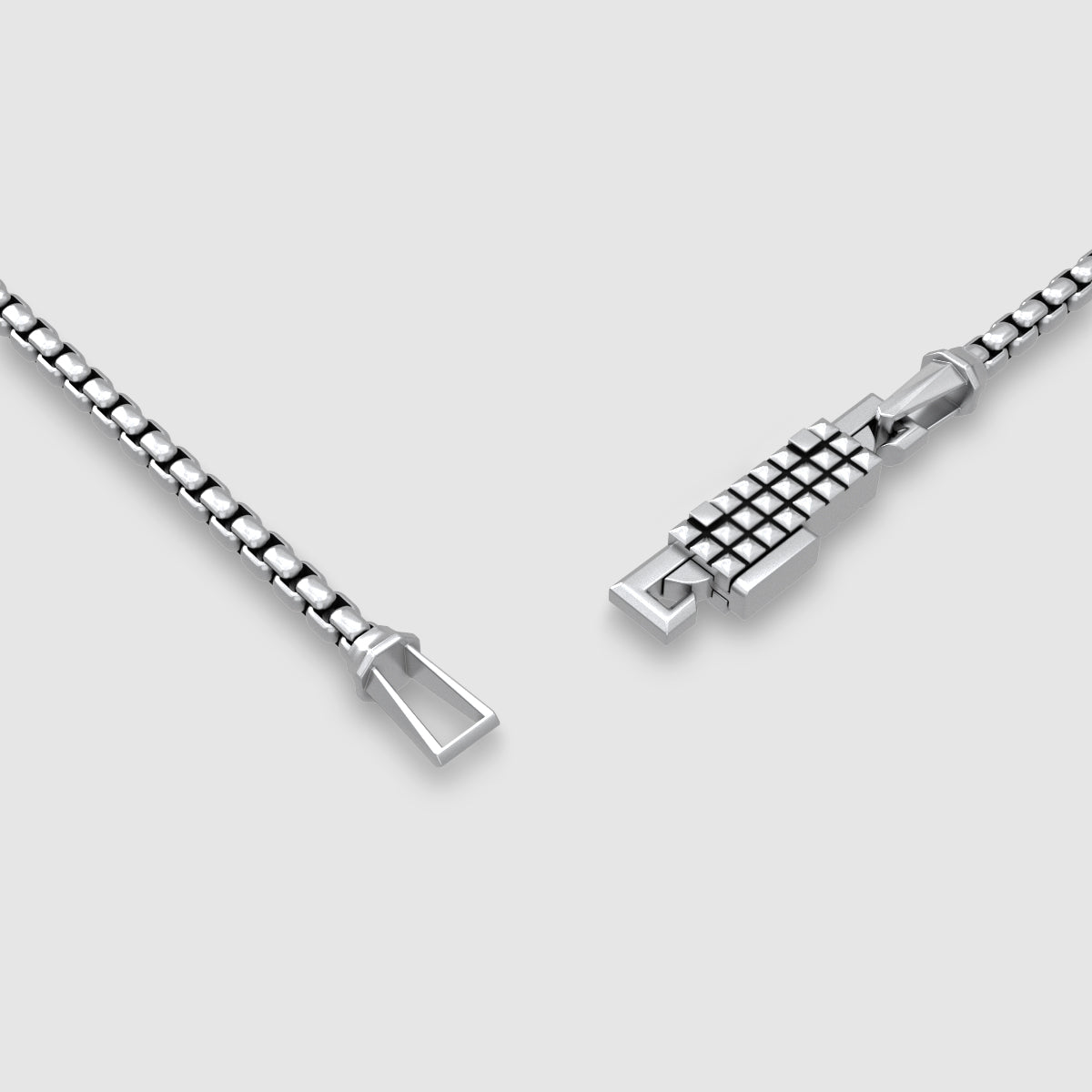 Gros plan sur une pièce d'argent boîte bracelet en chaîne avec fermoir sur fond gris clair