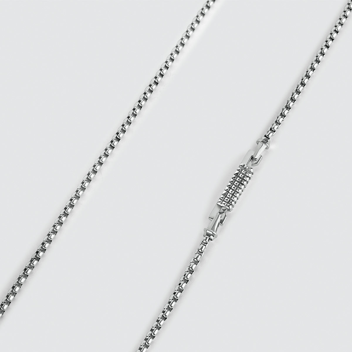 Een Kamal - Sterling Zilver Box ketting  3mm op een witte achtergrond.