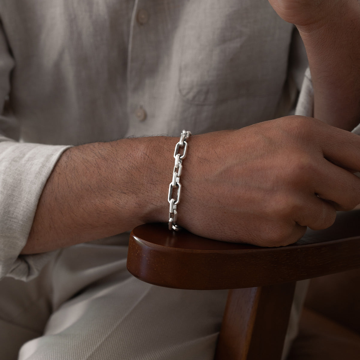 Model draagt sterling zilveren armband van aqdas met details van Romeinse bogen. Ninetwofive.