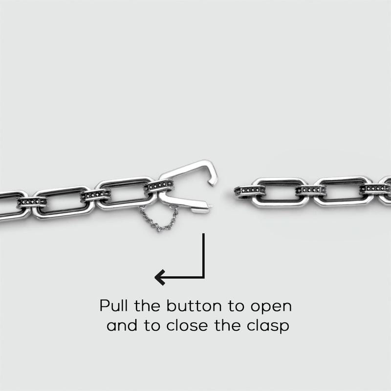 Aqwas heren armband van 925 sterlingzilver met zwarte steentjes: hier wordt uitgelegd hoe je de sluiting opent en sluit.