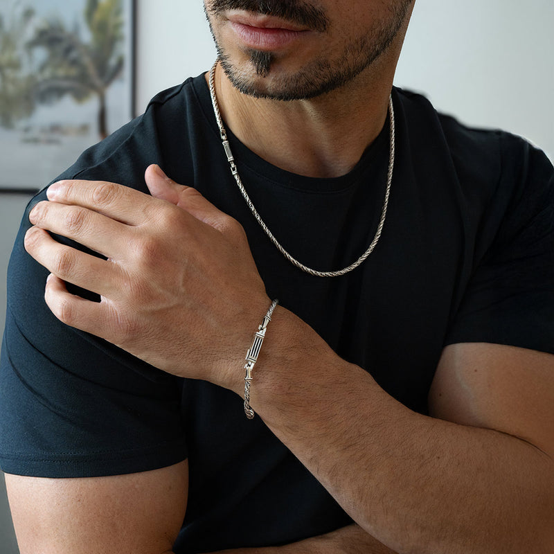 Mann mit einem Herrenarmband von Nadir aus einer 925er-Seilkette und einer Silberkette von Ninetwofive