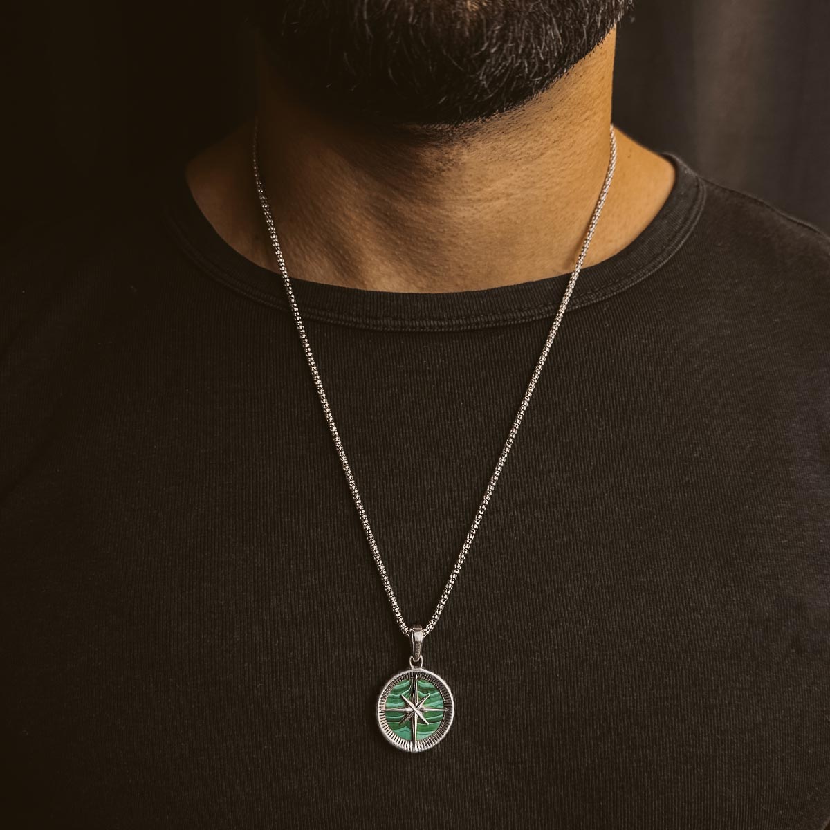 Un homme portant la boussole en malachite de Safar - Argent Sterling Pendantif