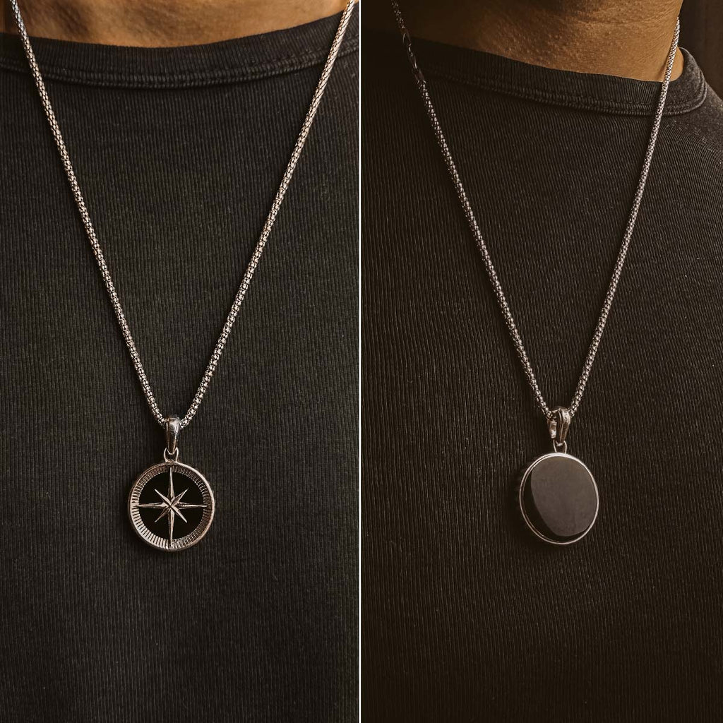Zwei Bilder eines Mannes, der einen Safar - Sterling Silber Onyx Kompass Anhänger trägt.